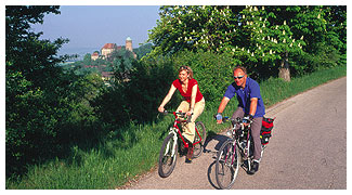  Radler vor Burg Colmberg